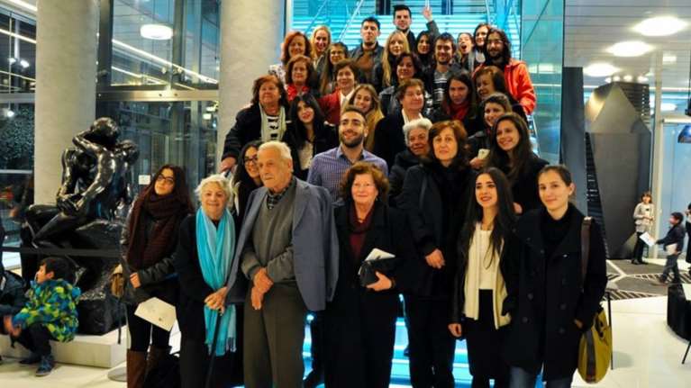 Εθελοντές της GloVo «υιοθέτησαν» 19 παππούδες και γιαγιάδες για μια νύχτα