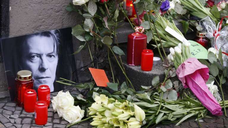 Λούλούδια &amp; κεριά στα σπίτια του Μπάουι σε Βερολίνο - Λονδίνο- Ν.Υόρκη φωτό