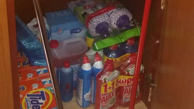 Δωρίζουν στην ΕΛΑΣ σφουγγαρίστρες, σκούπες &amp; χλωρίνες!