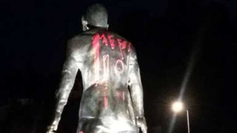 Οπαδοί του Μέσι βανδάλισαν άγαλμα του Κριστιάνο Ρονάλντο