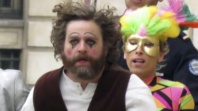 Ζακ Γαλιφιανάκης: Απο stand-up comedian γίνεται κλόουν