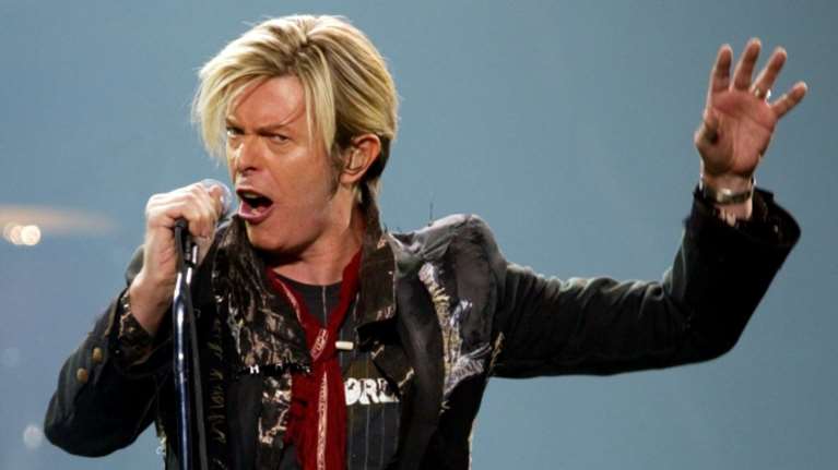 Daily Mail: Ο Ντέιβιντ Μπάουι αποτεφρώθηκε χωρίς κανένας να είναι παρών