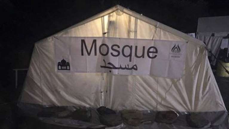 Έστησε αντίσκηνο στη Λέσβο και το βάφτισε ...τζαμί