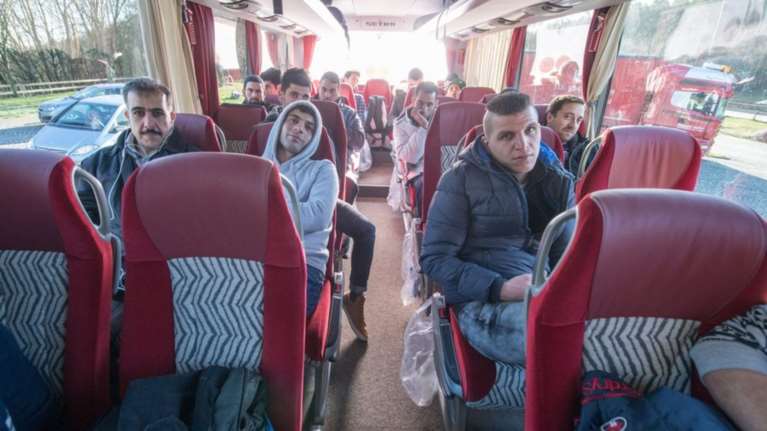 &#39;Eστειλε λεωφορείο με 30 πρόσφυγες στη Μέρκελ!