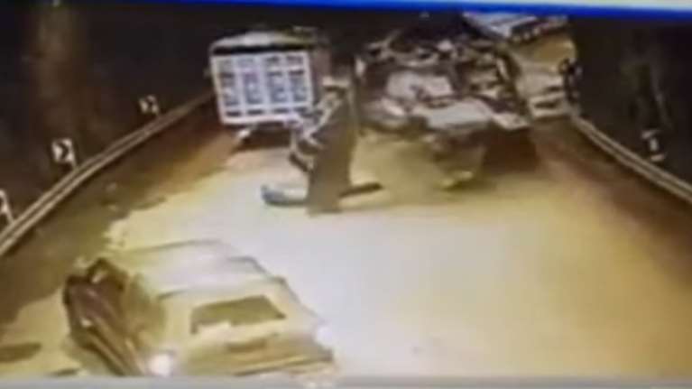 Τρελό φορτηγό με τα φρένα σπασμένα μέσα σε τούνελ