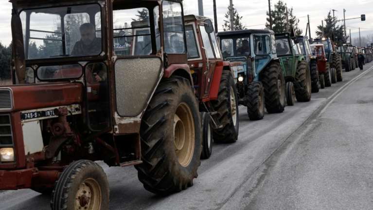 Στους δρόμους τα τρακτέρ- Ενταση στον Προμαχώνα (video)