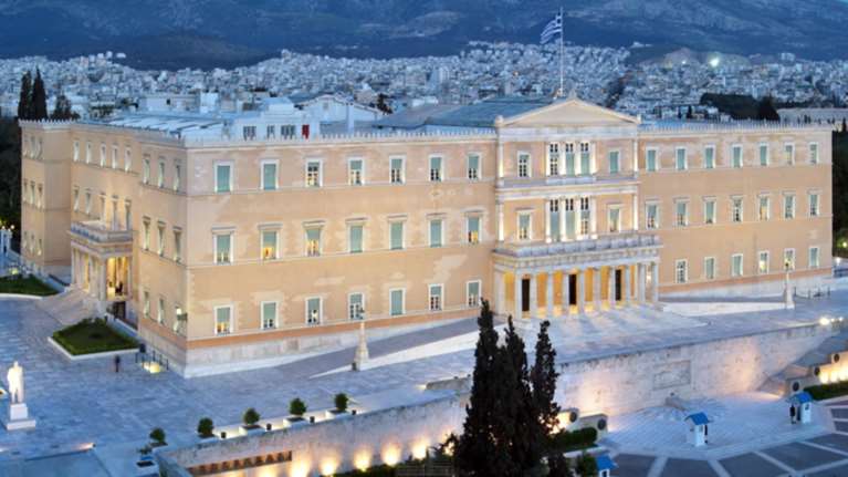 Επτά νέες απολύσεις στη Βουλή: δεν είχαν καν απολυτήριο Λυκείου