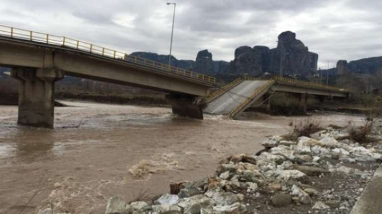Κόπηκε στα δύο η γέφυρα της Διάβας στην Καλαμπάκα