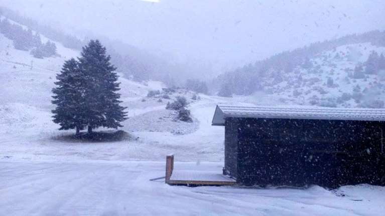 Χιόνια και στην ορεινή Πελοπόννησο, ποια χωριά έχουν ντυθεί στα λευκά!