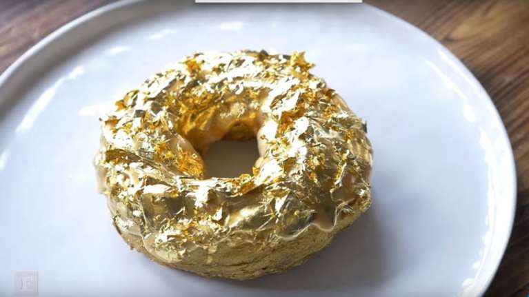 Το ντόνατ των 100$ με... σαμπάνια Cristal και χρυσό 24 καρατίων!