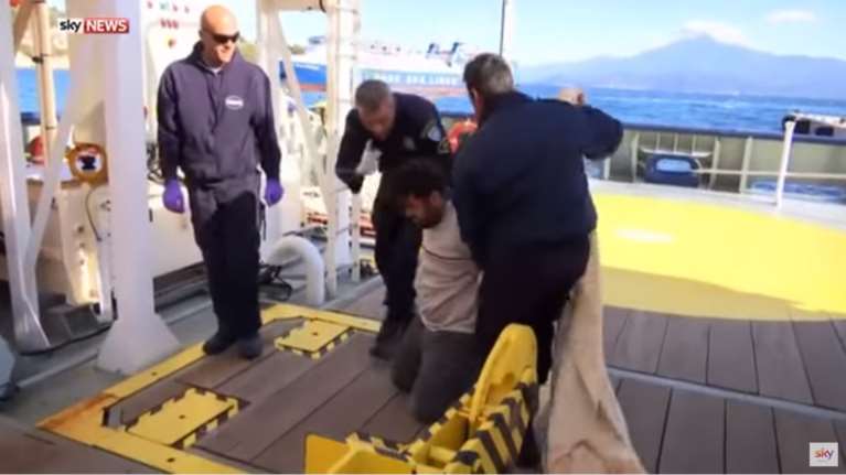 Αναγκάζουν Τούρκο διακινητή να δει τα παιδιά που έπνιξε