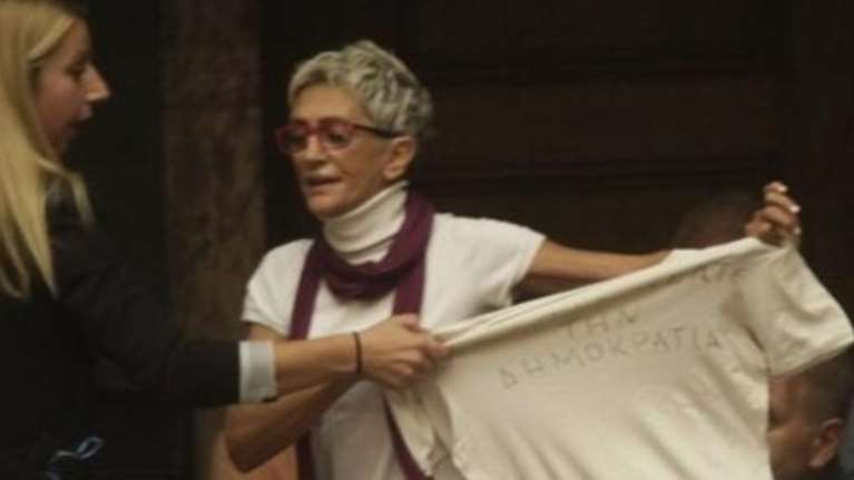 Αυτή είναι η ακτιβίστρια που έριξε κότες στο Μαξίμου