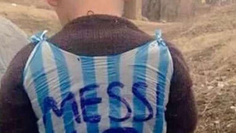 Συγκινεί το twitter ο μικρός με την πλαστική φανέλα του Μέσι