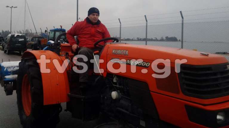Ο Γκλέτσος ανέβηκε στο τρακτέρ και πήγε στα μπλόκα των αγροτών