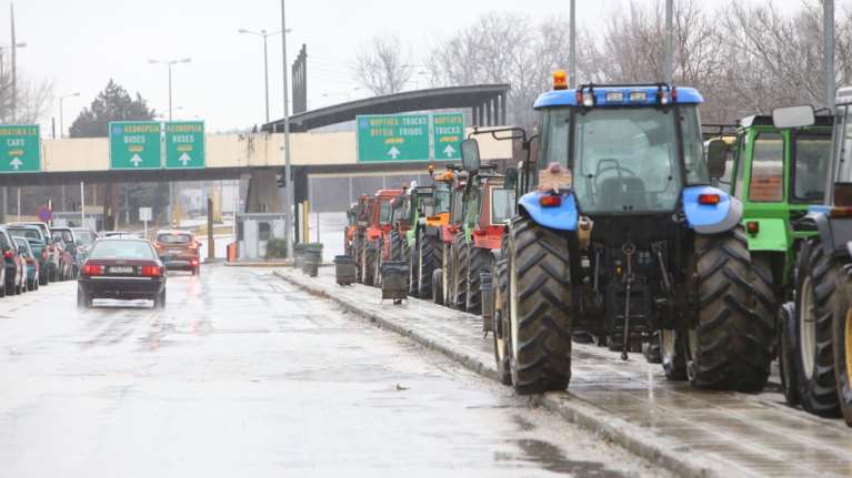 &#39;Eκλεισαν την εθνική οδό Αρτας-Αθήνας οι αγρότες