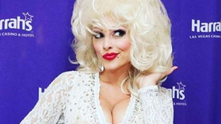 Ελληνίδα παρουσιάστρια μεταμορφώθηκε σε Ντόλι Πάρτον! Την αναγνωρίζετε;