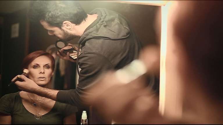 Δείτε σε backstage βίντεο τη μεταμόρφωση των ηθοποιών στο Victor-Victoria