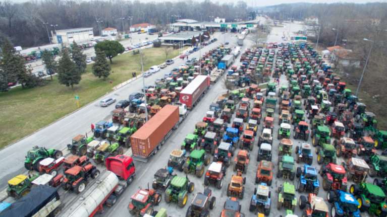 Οι αγρότες απειλούν να κλείσουν τα σύνορα με τη Βουλγαρία