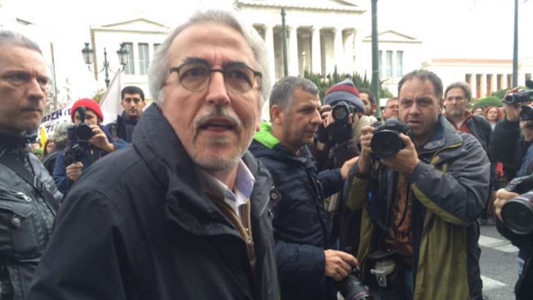 Φυγάδευσαν τον πρόεδρο της ΓΣΕΕ από την πορεία στα Προπύλαια
