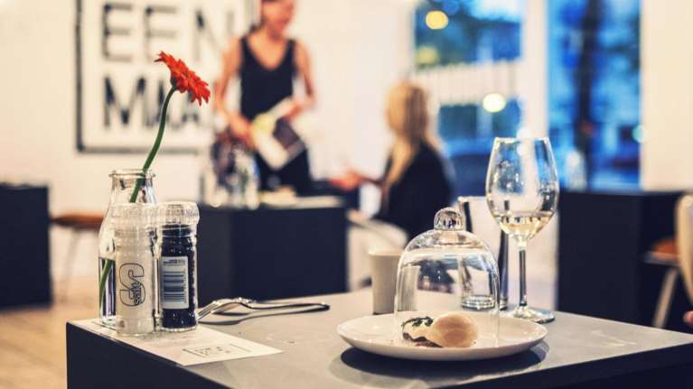 Ποιος είπε ότι το να τρως μόνος είναι πρόβλημα