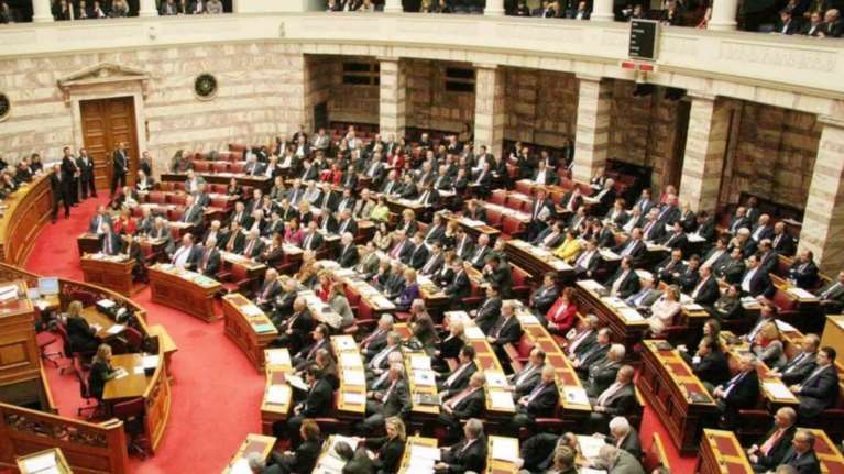 Στα 2.100 ευρώ η βουλευτική σύνταξη