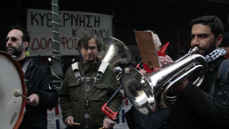 Πορεία μετά μουσικής καλλιτεχνών για το ασφαλιστικό