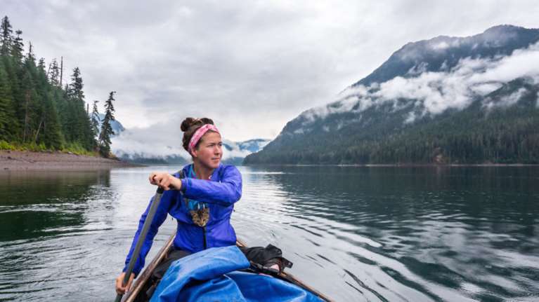 Από τον κάδο σκουπιδιών σε μια νέα υπέροχη ζωή: το πέρασμα για δυο γατάκια