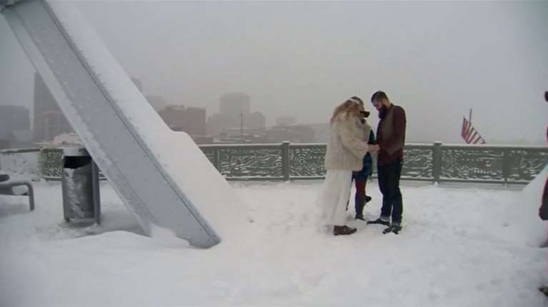 Παντρεύτηκαν μέσα στη χιονοθύελλα