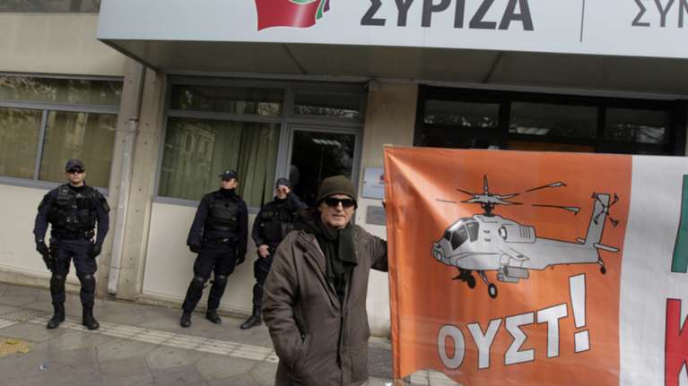 Η ΠΟΕ-ΟΤΑ έξω από τα γραφεία του ΣΥΡΙΖΑ σκίζει τα μνημόνια