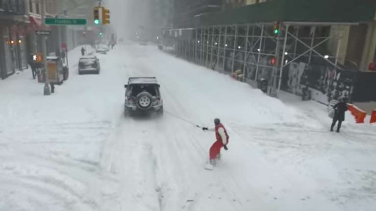 Κάνοντας snowboard στο κέντρο της Νέας Υόρκης