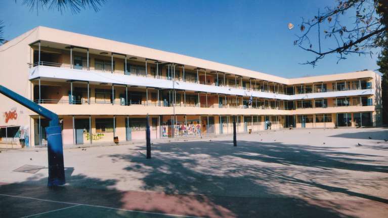 Ψάχνουν και άλλα θύματα του παιδόφιλου με το κυλικείο σε σχολείο του Γέρακα