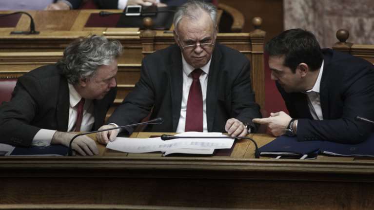 Σε συμπληγάδες η κυβέρνηση για ασφαλιστικό και Σένγκεν