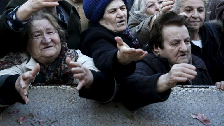 Ουρές απόγνωσης για μια σακούλα δωρεάν φρούτα. Εικόνες-σοκ στον Κολωνό