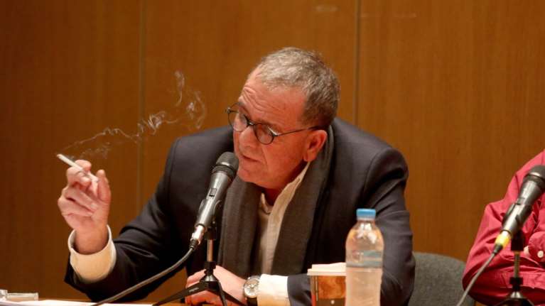 Εβρισε διαδηλωτή και άναψε τσιγάρο ο Μουζάλας