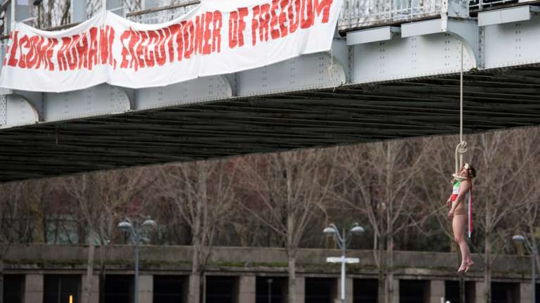 Με εικονικούς απαγχονισμούς υποδέχτηκαν τον Ροχανί oι Femen στο Παρίσι