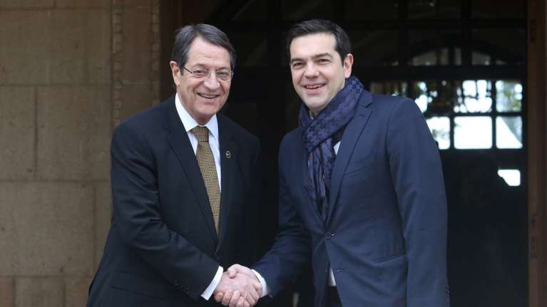 Ξαφνιάζουν πάλι οι στυλιστικές επιλογές του Τσίπρα: νέα ατυχής εμφάνιση