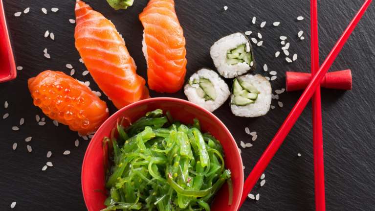 Bloomberg: Σε υψηλά 30ετίας οι τιμές του σολομού, ρεκόρ πωλήσεων στο σούσι!