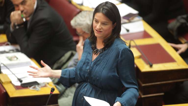 Θύελλα στη Βουλή για φωτογραφική διάταξη της κυβέρνησης