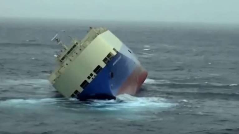 Συγκλονιστικό νideo: Πλοίο παίρνει επικίνδυνη κλίση
