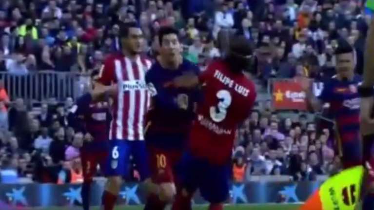Το φάουλ που θα μπορούσε να κόψει τη μπάλα στον Μέσι (video)