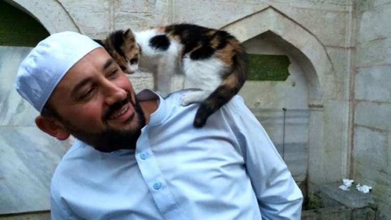 Ο ιμάμης που φιλοξενεί αδέσποτα γατιά σε ιστορικό τζαμί