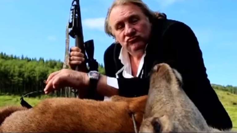 Φρίκη: Ο Ντεπαρτιέ σκοτώνει ελάφι σε διαφήμιση ρολογιού