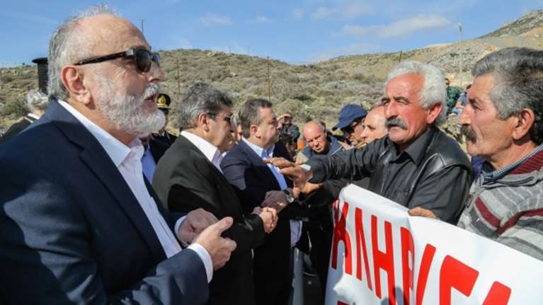 Μπλόκο των αγροτών της Κρήτης στον Κουρουμπλή (video)