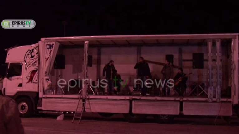 Γλέντια και κλαρίνα στο μπλόκο της Ηγουμενίτσας