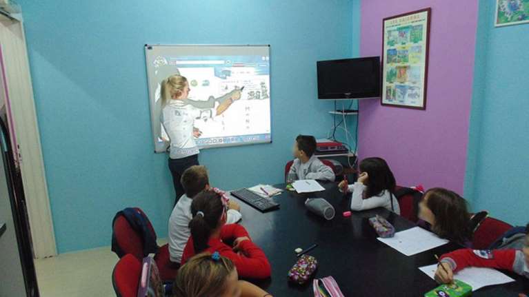 Πόσες ξένες γλώσσες μαθαίνουν οι Ελληνες μαθητές;