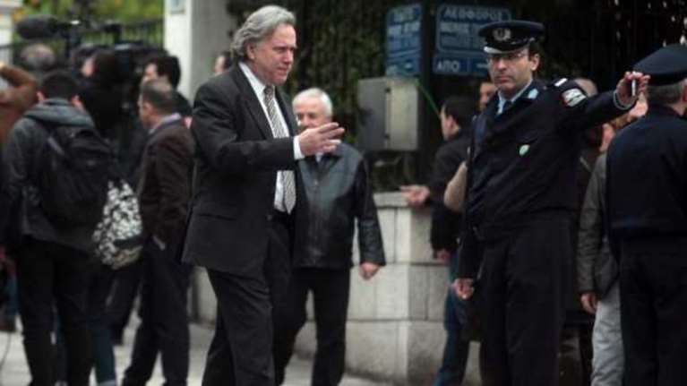 Αποδοκιμασίες κατά Κατρούγκαλου στην πλατεία Κοτζιά