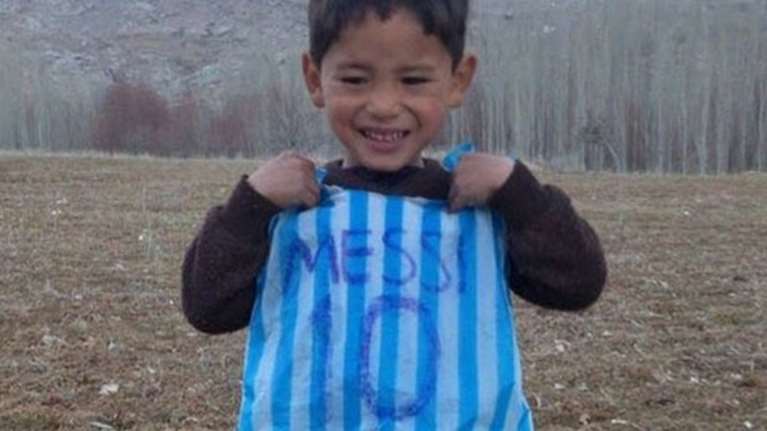 Ο Μέσι θα δει τον μικρό Αφγανό με τη φανέλα- σακούλα