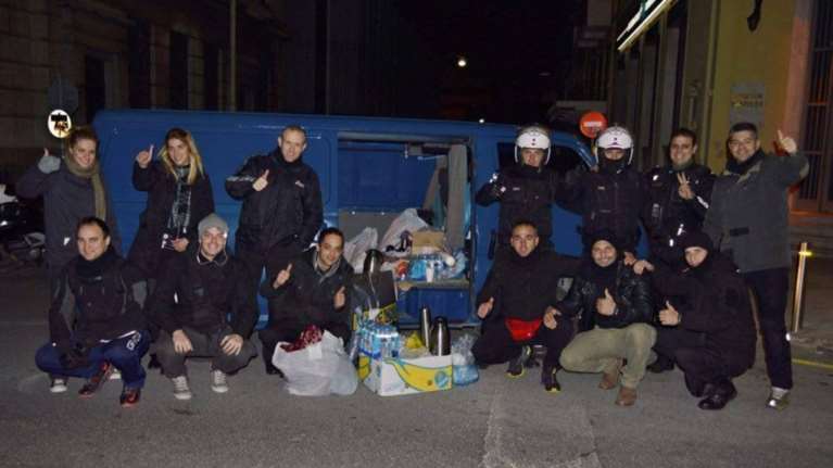 Οι ακτιβιστές της ΕΛ.ΑΣ που μοιράζουν κουβέρτες σε άστεγους