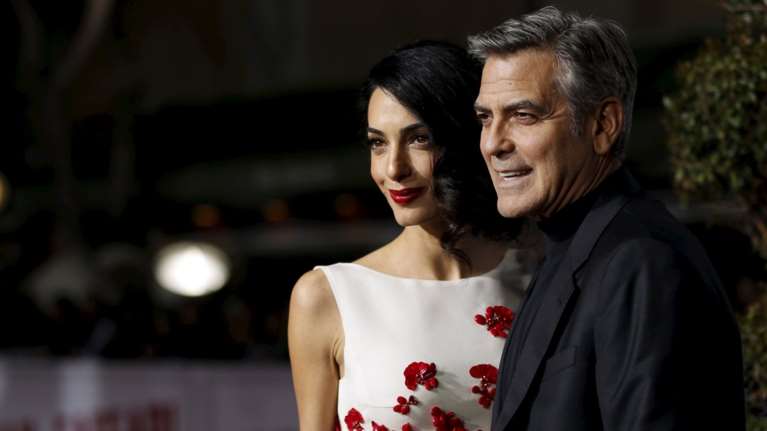 Καυτά φιλιά στο κόκκινο χαλί για την Αμάλ και τον Κλούνεϊ