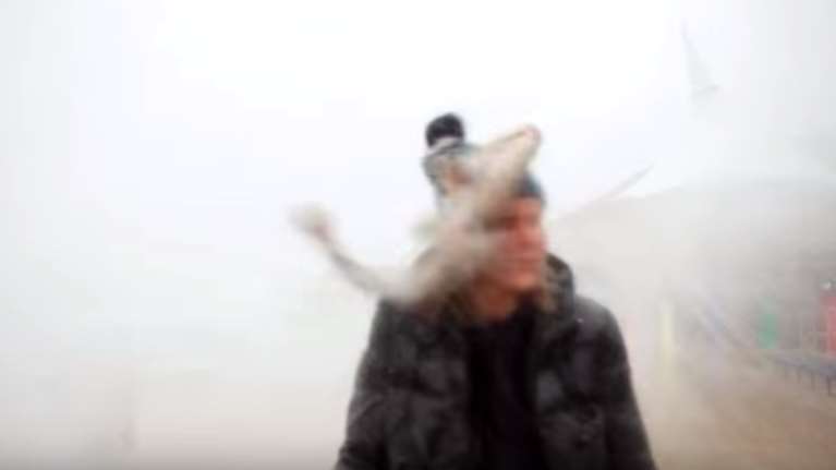 Απίστευτο: «Ιπτάμενο» ψάρι χτυπά κοπέλα στο πρόσωπο